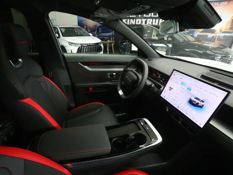 Lujo e impacto, el panel de instrumentos digital y el visualizador frontal ofrecen una experiencia de conducción intuitiva y completamente conectada.