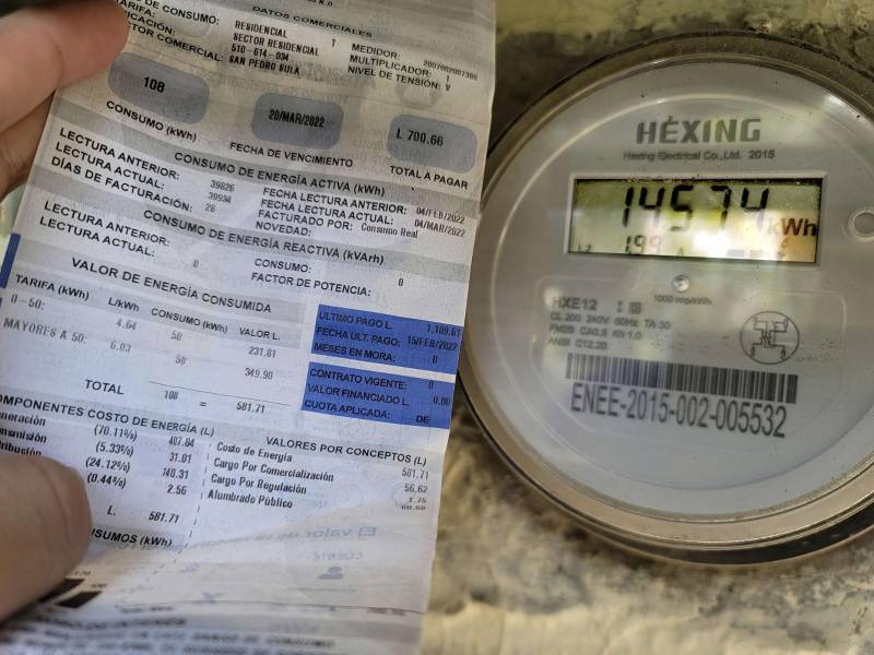 Un usuario compara su factura con su medidor.