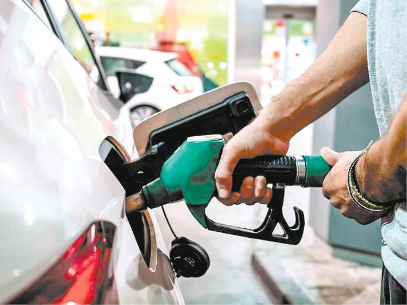 <b><span class=mln_uppercase_mln>consumo.</span></b> Un ciudadano carga combustible en una estación.