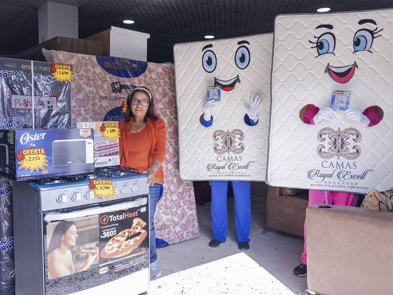 Aida Liduvina Carias, fue la afortunada ganadora del sorteo realizado en el mes de diciembre, ella compró un juego de sala, modelo: Elena de Muebles Caribe, en el comercial: Solo Dios con Nosotros de Talanga.