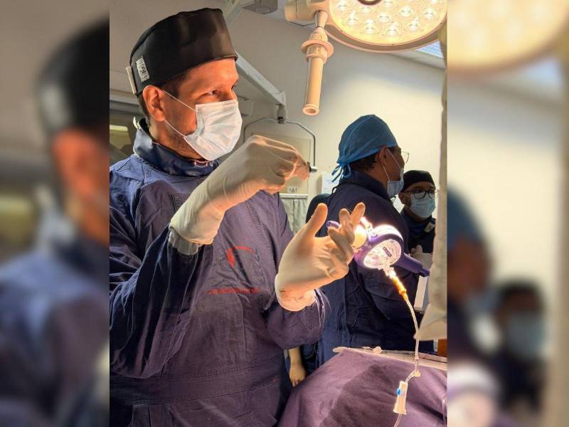 El cardiólogo intervencionista, doctor Manuel Espinoza durante la realización del procedimiento mínimamente invasivo con tecnología MyClip en San Pedro Sula.