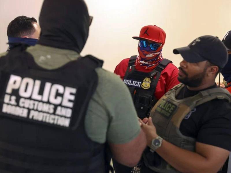 Agentes de ICE enmascarados en un operativo migratorio.