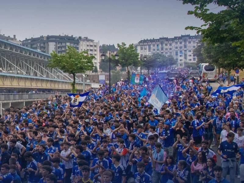 La afición celebró por todo lo alto el ascenso de su amado club.