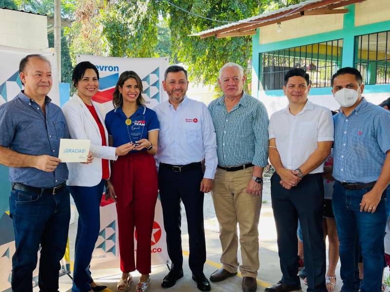Fue gracias al socio aliado de JA Honduras, Chevron - Texaco, 39 voluntarios, el apoyo de los directores y docentes que se logró cerrar el programa con éxito.