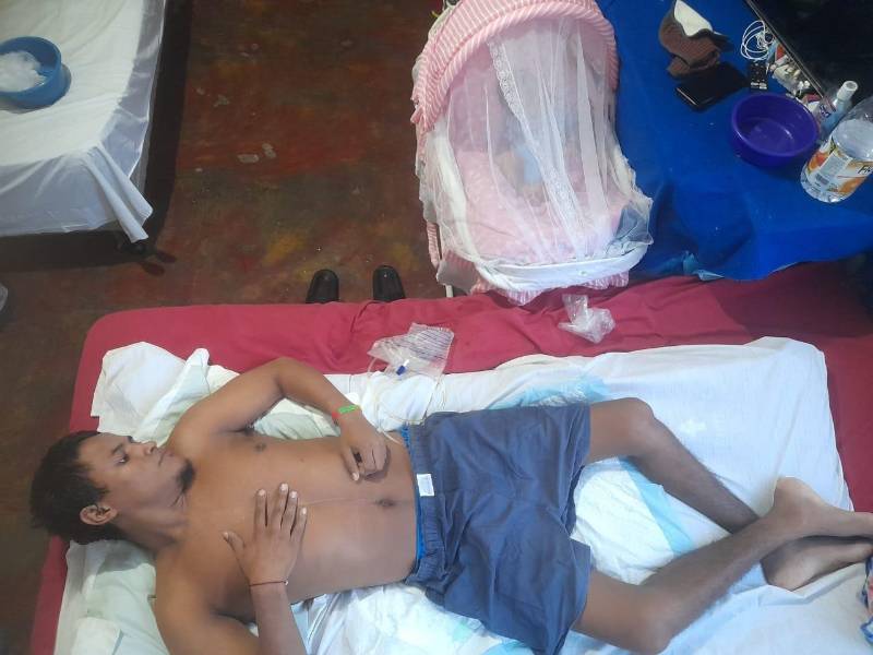 Oliver Bermúdez permanece postrado en su cama desde hace siete meses, con una bala alojada peligrosamente cerca de su columna vertebral. Solicita ayuda para ser operado y que le extraigan el proyectil.