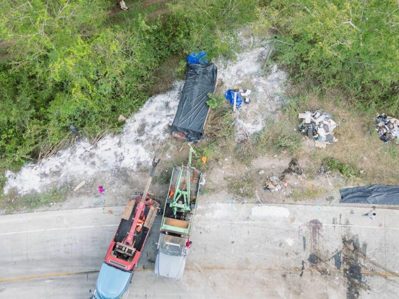 La tragedia vial en la carretera CA-4, en Quimistán, Santa Bárbara, ocurrió la tarde del domingo 5 de abril, en pleno retorno de Semana Santa. Un autobús con excursionistas chocó con una rastra que transportaba cianuro granulado, dejando una escena de alto riesgo químico.