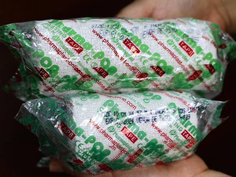 Diario LA PRENSA tuvo acceso a dos muestras de las vendas recubiertas de yeso que se estarían utilizando en el hospital de El Progreso.