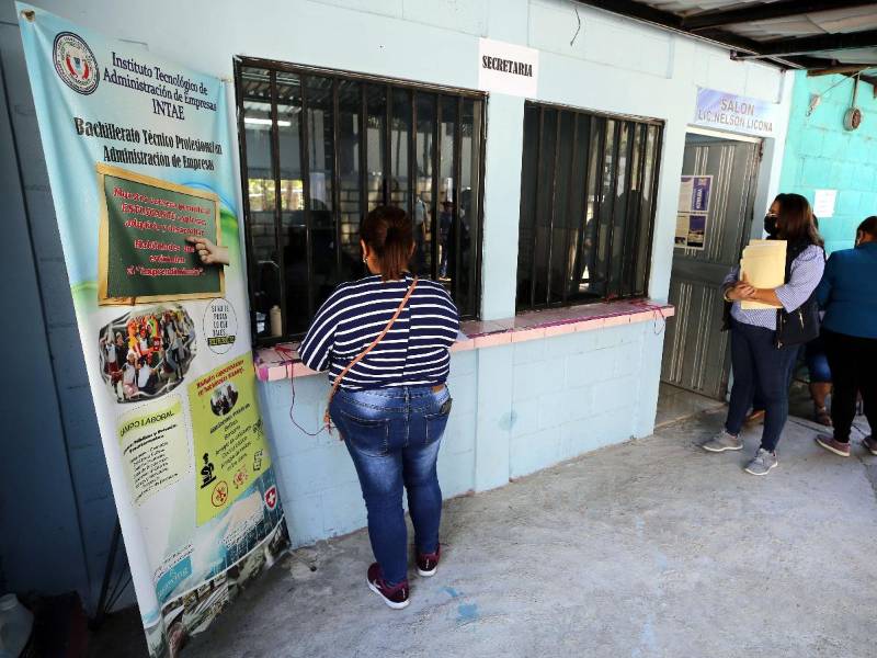 Padres de familia realizan proceso de matrícula en el Intae.