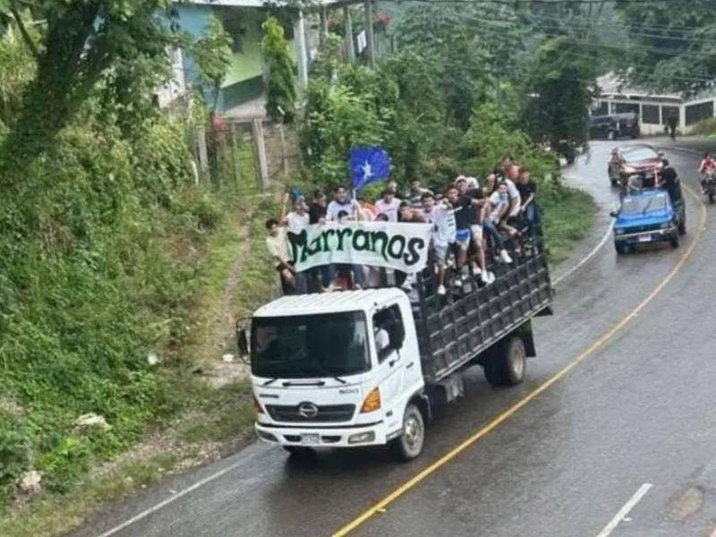 Un trágico accidente ocurrido el domingo 23 de noviembre en San José de Colinas, Santa Bárbara, dejó al menos nueve muertos y más de 30 heridos tras volcarse un camión que trasladaba a simpatizantes de los partidos Nacional y Liberal durante la caravana de cierre de campaña. Las autoridades manejan dos hipótesis sobre la causa, léalas aquí.
