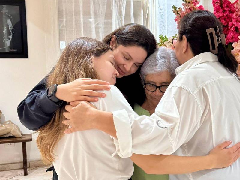 Doña Elvira se abraza con Ana García y sus dos nietas Daniela e Isabella.