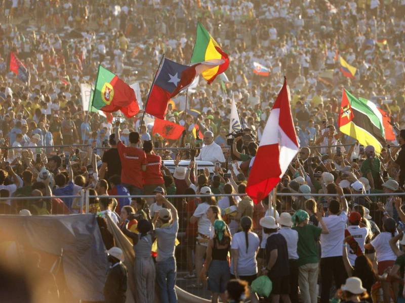 León XIV a su llegada a la explanada romana de Tor Vergata para cerrar el Jubileo de los Jóvenes.