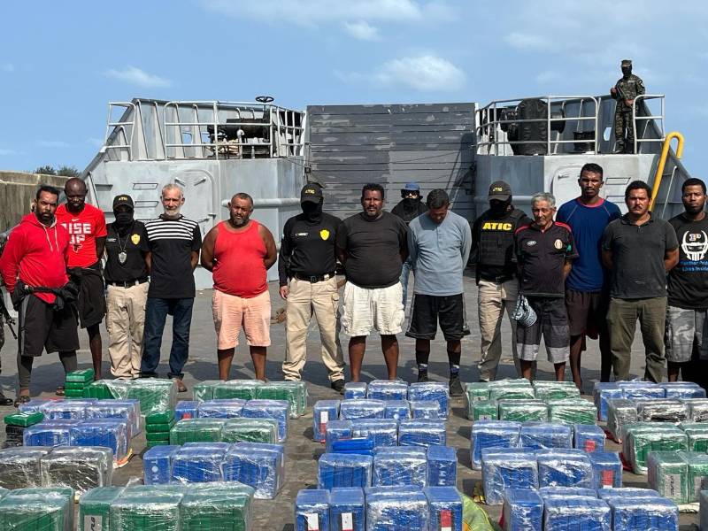 Los diez hondureños detenidos en la incautación de la cocaína.