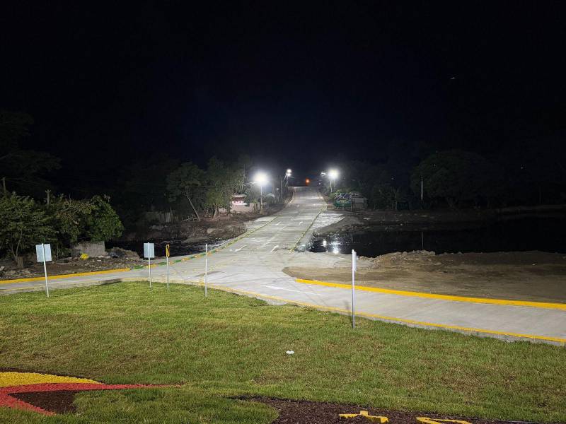 El vado fue habilitado este día y dicha obra tiene un costo de 6.3 millones de lempiras, provenientes de donaciones de tubería, concreto, madera y sistema de iluminación.
