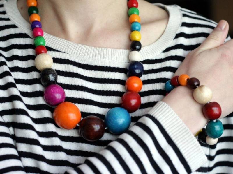 Los collares chicles son piezas de joyería llamativas, coloridas y gruesas, hechas de cuentas grandes de acrílico o madera.