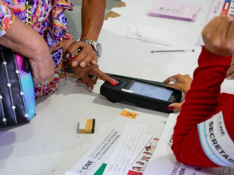 Votantes en el jardín de niños Federico C. Canales de Santa Rosa de Copán, occidente de Honduras.