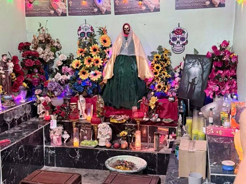 Según las investigaciones de inteligencia policial, la vivienda era utilizada por los integrantes de la banda delicitiva Los Kiwis presuntamente para almacenar y distribuir drogas y armas de fuego. Durante el allanamiento realizado en Yoro, agentes encontraron un altar con imágenes de la Santa Muerte y fotografías relacionadas con supuestas prácticas de hechicería.