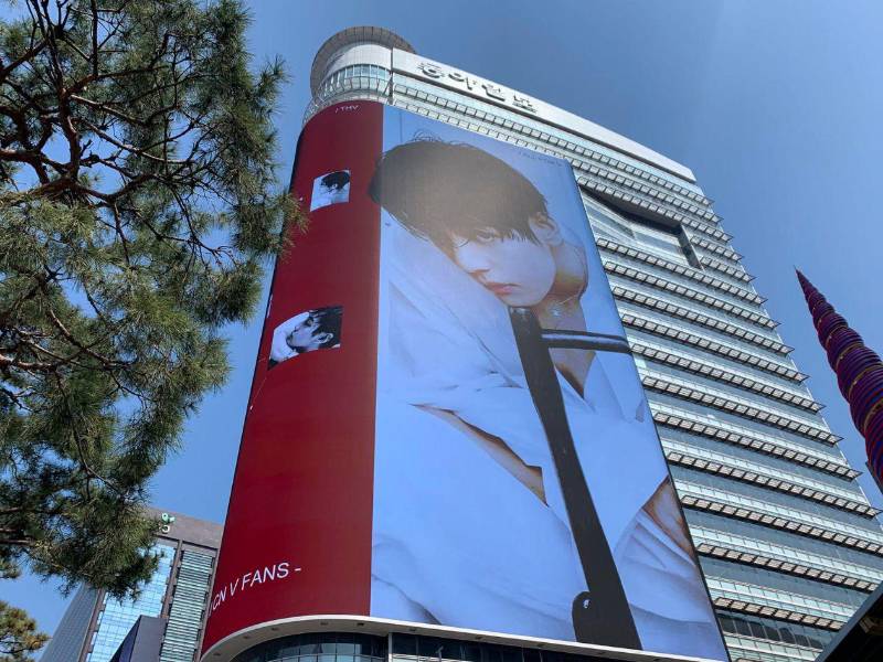 Una pantalla gigante muestra la foto de un integrante de la superbanda de K-pop BTS antes de su concierto de este sábado en la plaza de Gwanghwamun, en el centro de Seúl.