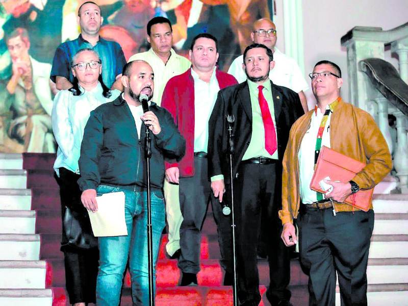 Maestros exigen pago de ajuste salarial prometido.