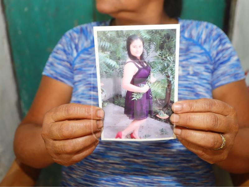 <b>La familia Marina Suyapa Regalado, la hondureña que murió por ahogamiento en Ohio, Estados Unidos, junto a su esposo, pidió este martes a las autoridades hondureñas agilizar las gestiones para repatriar su cuerpo y darle sepultura en su comunidad de origen, en el municipio de Lepaera, departamento de Lempira.</b>