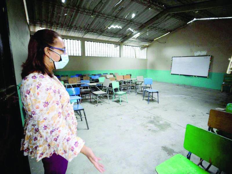 <b>Es habitual que las clases se impartan en salones con techos agujereados. Fotos: Emilio Flores</b>