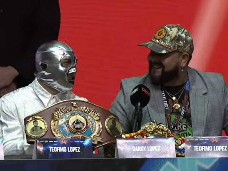 Teófimo López apareció en la conferencia de prensa con una máscara estilo El Santo.