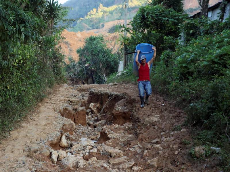 Un habitante camina en el lugar donde quedaron soterradas casas a cusa de las tormentas Eta e Iota.