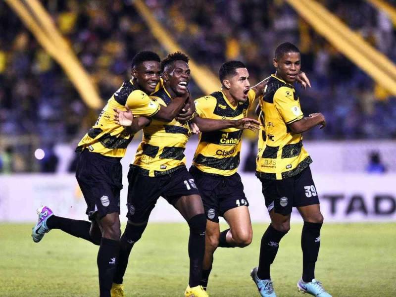 Los jugadores del Real España celebrando el gol de Dixon Ramírez ante el Marathón.