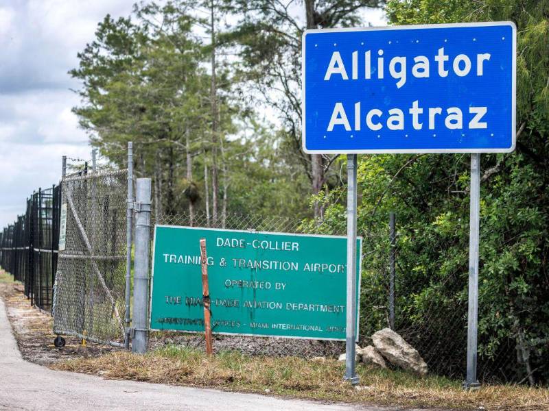 Una corte de apelaciones suspende el fallo de una jueza que ordenaba el cierre de la cárcel migratoria, Alligator Alcatraz.