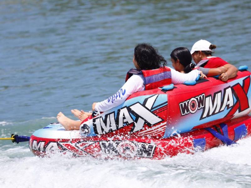 Los vacacionistas disfrutan las actividades que ofrece Omoa.