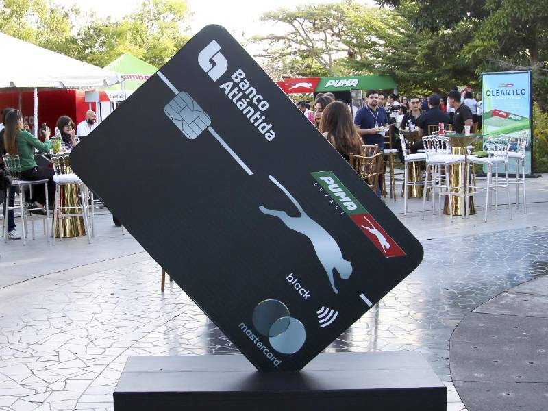 Banco Atlántida se suma a la promoción Ahorrá y Ganá con Puma Pris ofreciendo a sus tarjetahabientes un beneficio exclusivo: cuadruplicar sus oportunidades de ganar al pagar desde la aplicación Puma Pris con sus tarjetas de crédito o débito.