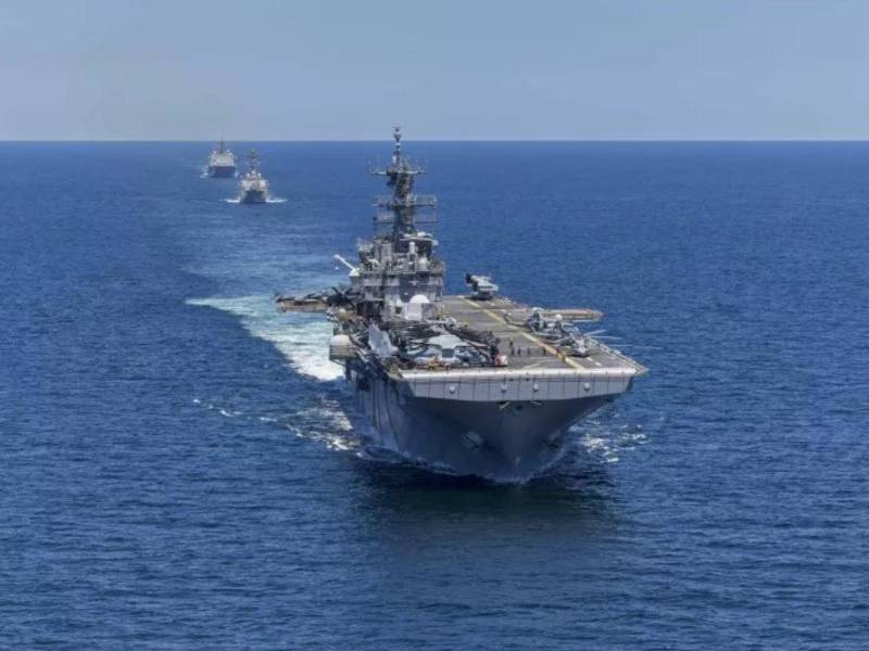 Estados Unidos desplegó buques de guerra, destructores y un submarino nuclear en el Caribe.