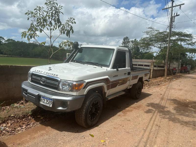 Vehículo decomisado a los tres hombres capturados.