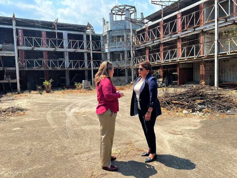 La presidenta Xiomara Castro junto a Julissa Villanueva. La obra se erigió en un terreno de 200 hectáreas en La Acequia.