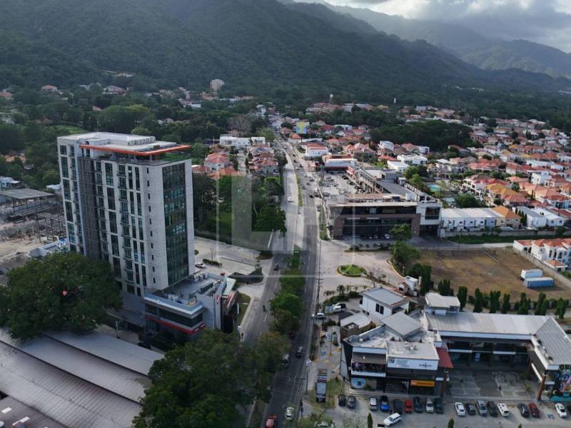 En el bulevar Mackey se encuentra Masdeval Plaza, que cuenta con dos niveles de espacioscomerciales; además, incorpora una torre de 15 pisos destinada a apartamentos.