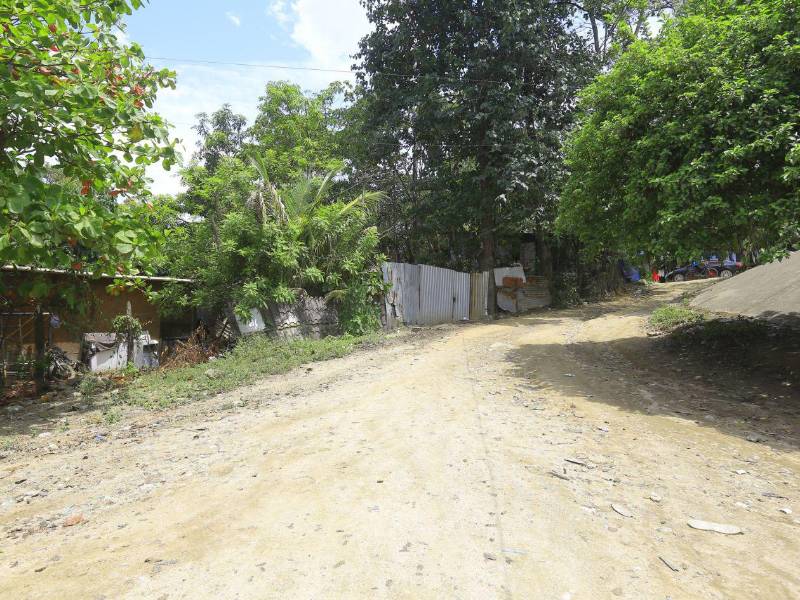 Las obras viales en el sector incluyen un cruce por debajo del puente, que permitirá conectar con mayor facilidad a los conductores que se dirigen hacia El Carmen, El Ocotillo y Las Españolas, evitando retornos más alejados. En la zona de las obras es donde viven las 150 familias.