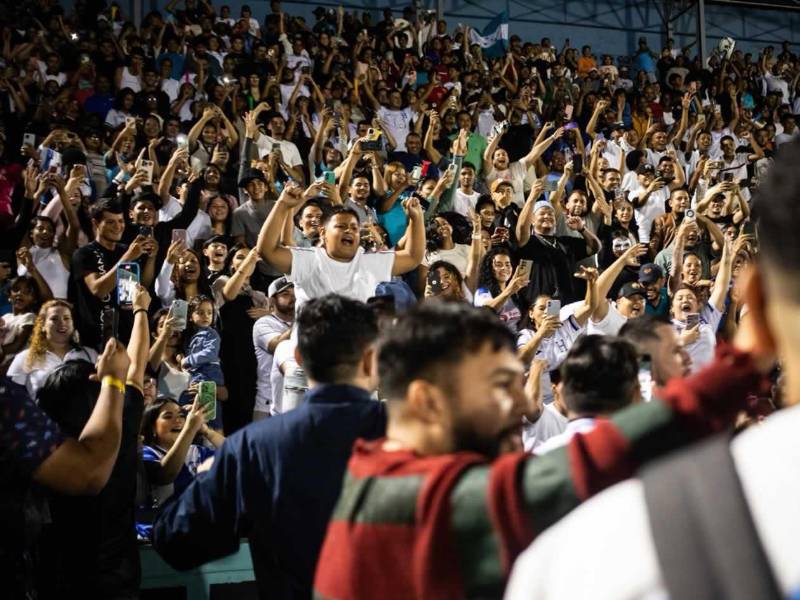 Los hinchas hondureños festejando el primer gol del partido contra Nicaragua.