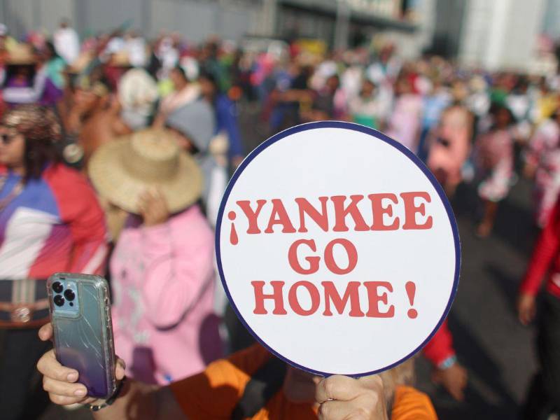 Una persona sostiene un cartel contra Estados Unidos durante una marcha en Caracas (Venezuela).