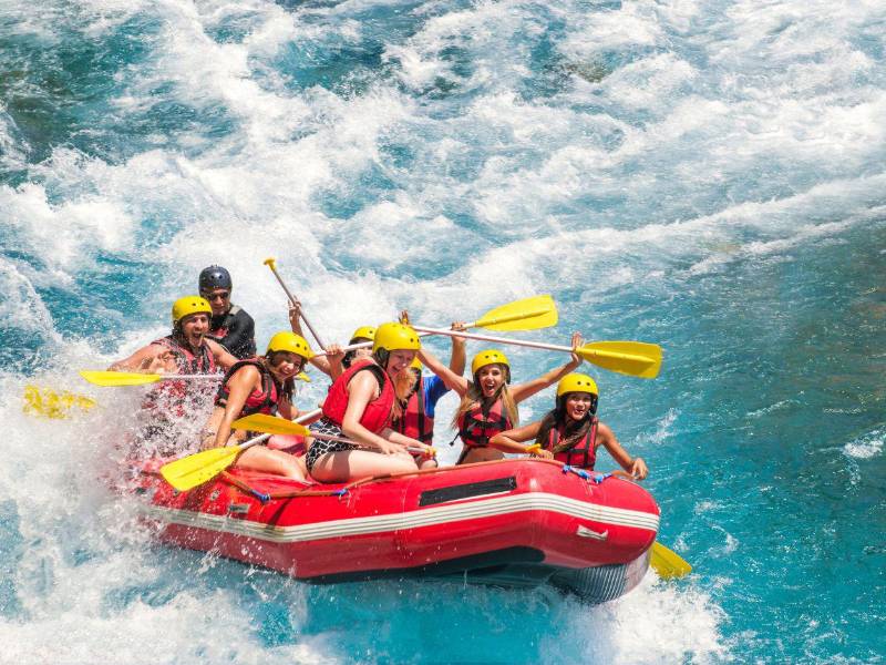 La Cueca del Cangrejal en La Ceiba una variada oferta de aventura, desde senderismo, rafting en los rápidos del río Cangrejal, entre otras actividades.