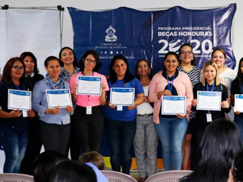 Son 1,500 jóvenes en el extranjero y 17,500 más que están en las universidades matriculados esperando los pagos.