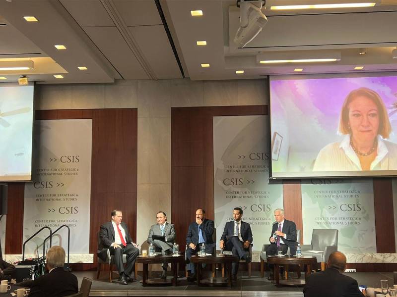 Participaron en el evento varios altos cargos designados por la administración Biden, miembros del Congreso de los Estados Unidos, funcionarios del gobierno del Triángulo Norte, así como ejecutivos de bancos comerciales y de desarrollo.