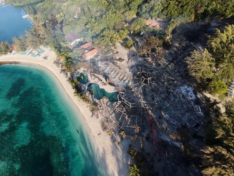 El después de uno de los paraísos turísticos de Roatán. Áreas claves del hotel fueron acabadas por el fuego que casi destruye todo el emblemático Hotel Fantasy Island.