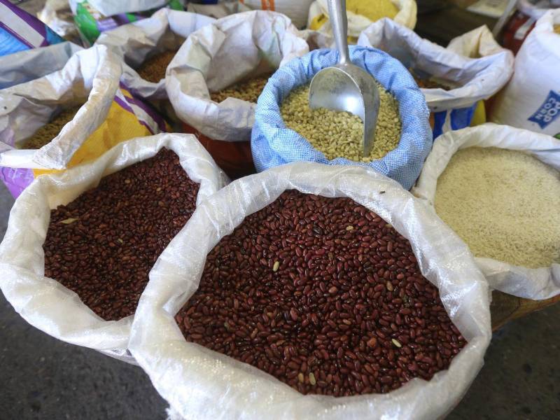 Los sampedranos recorren los puestos de los mercados, en busca de opciones que se ajusten a su presupuesto familiar.