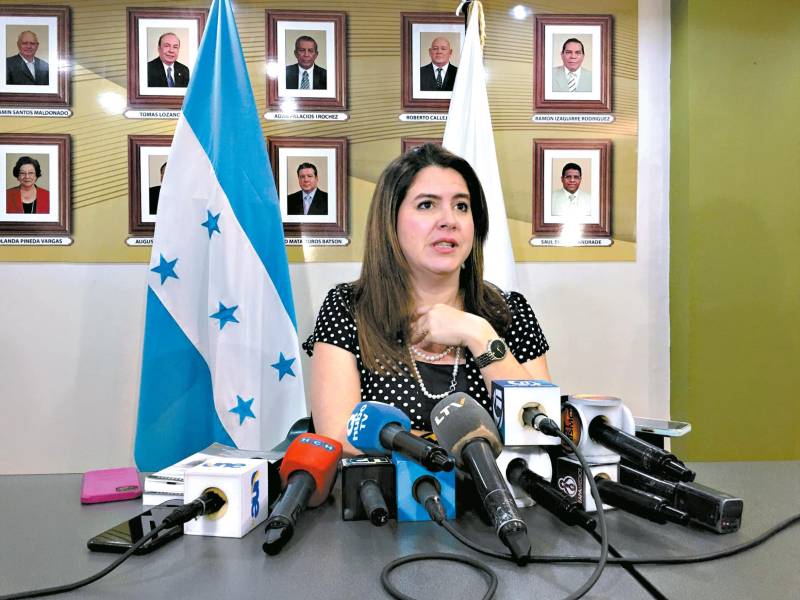 <b><span class=mln_uppercase_mln>Cossette López dijo que transmisión de datos será de manera diferenciada.</span></b>