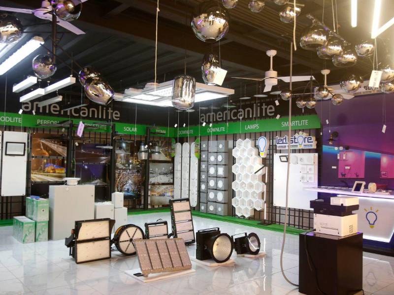 Área de exhibición con productos disponibles en la sala de ventas.