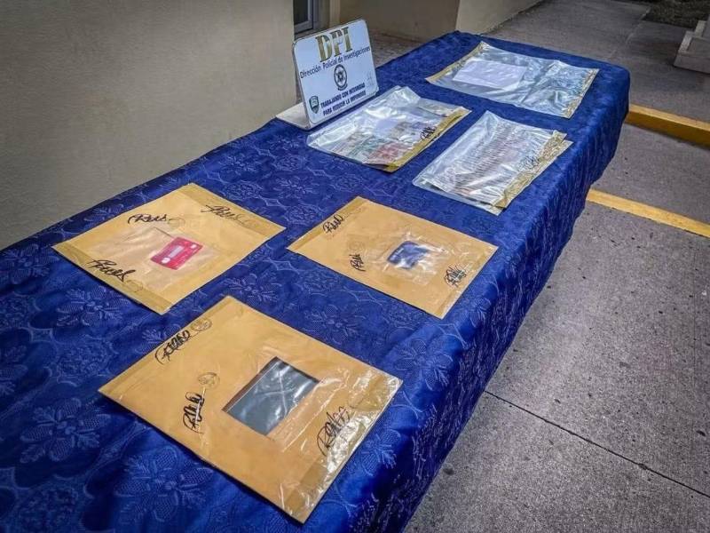 Tarjetas bancarias decomisadas por las autoridades durante investigaciones realizadas con posibles fraudes financieros.
