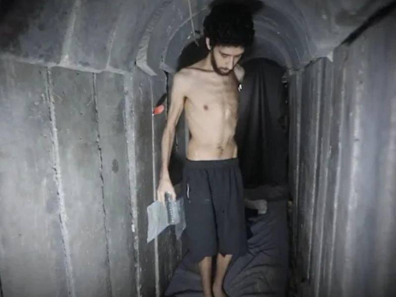 El rehén israelí, Evyatar David, fue grabado cavando un hueco en uno de los túneles de Hamás.