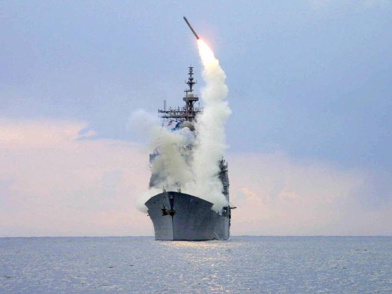 Un misil de ataque terrestre Tomahawk (TLAM) de la Armada de los EE UU lanzado desde el crucero de misiles guiados USS Cape St. George.