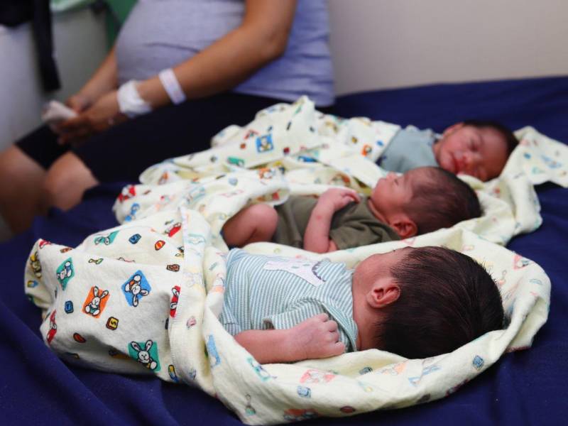 Los trillizos Gael, Thiago y Dariel.