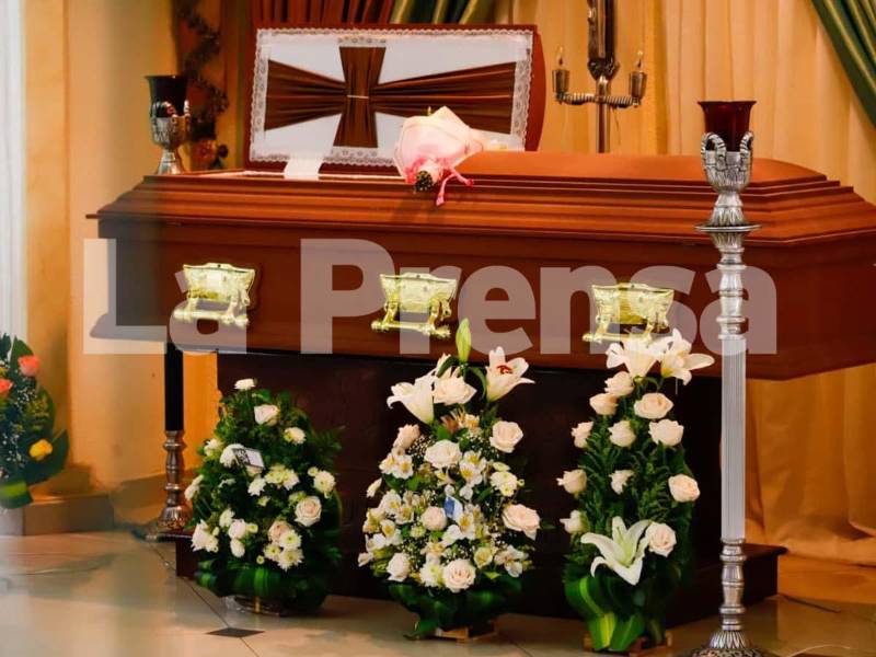 Familiares y amigos despiden entre lágrimas a Vianka Ninoska García López durante su velatorio en una funeraria de San Pedro Sula.