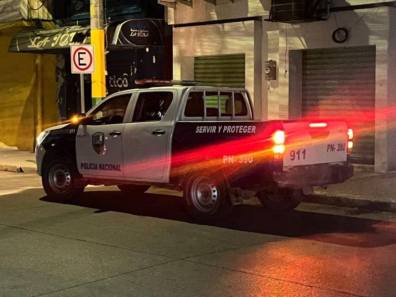 Patrulla policial frente al establecimiento en El Progreso.